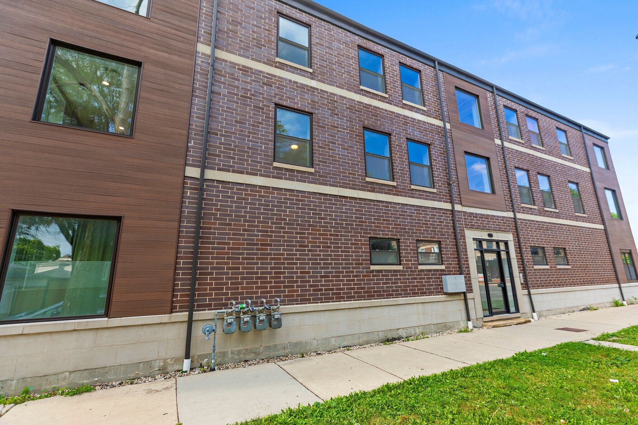 Building Photo - 3701 W Diversey Ave