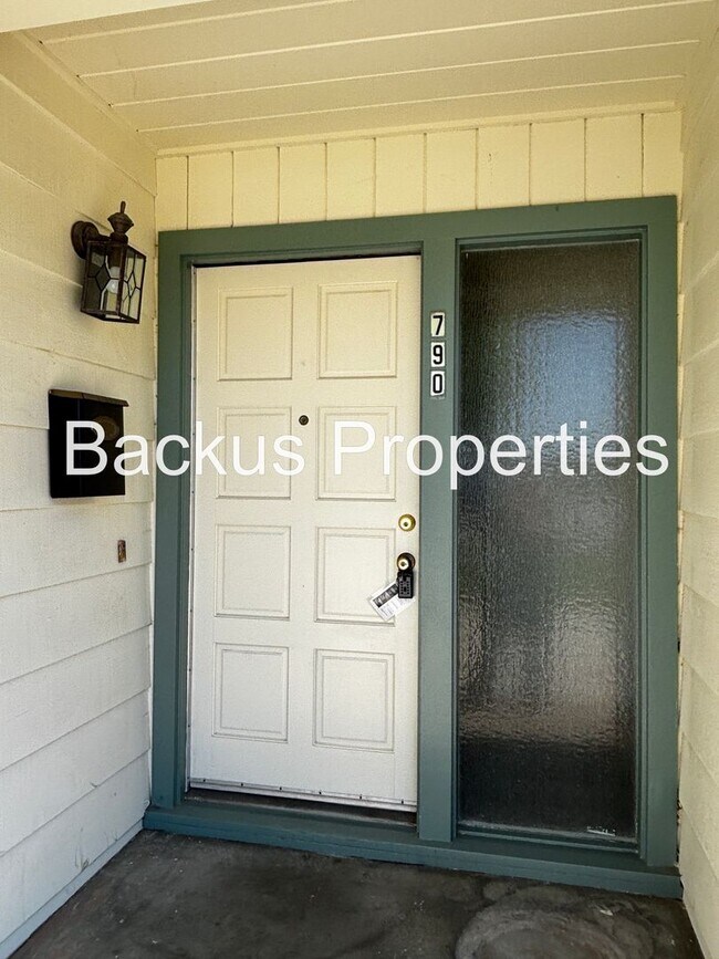 Building Photo - Wonderful three bedroom home in South Salinas