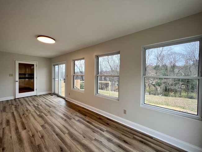 Building Photo - Beautifully Renovated Home!  5 Bedroom, 3 ...