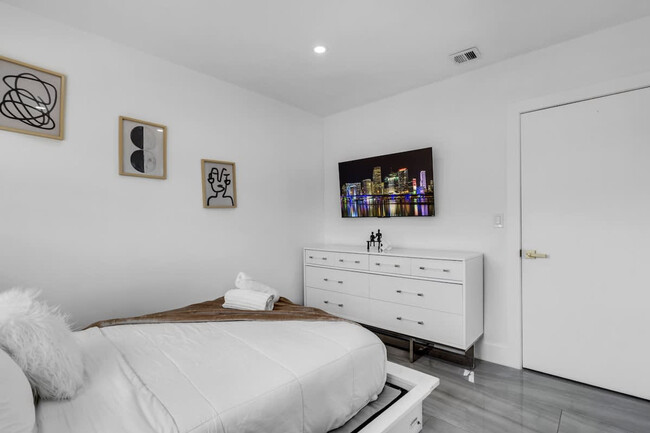 Building Photo - 1255 NE 199th St