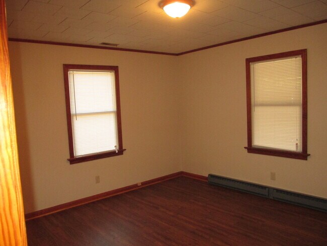 Building Photo - 3 Bedroom, 2 Bath home on a large lot with...