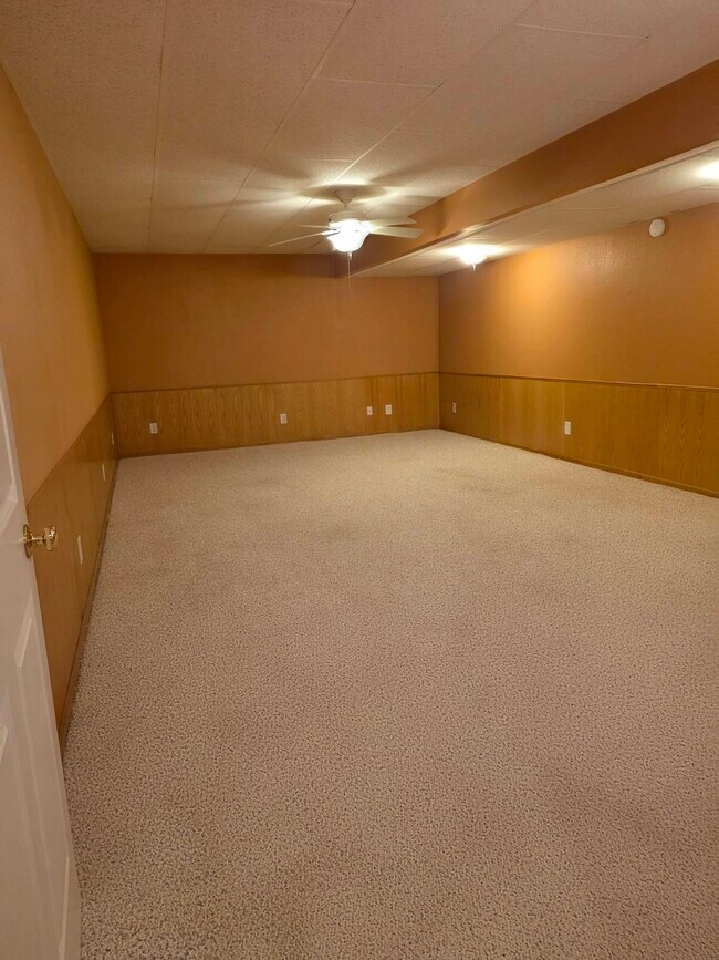 Building Photo - 6452 MacLaren Ave NE