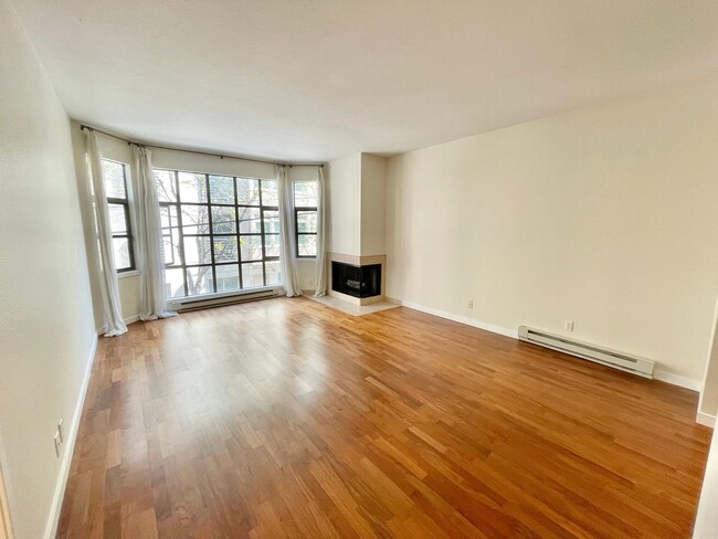 Building Photo - Contemporary, Light Filled Condo w/Garage ...