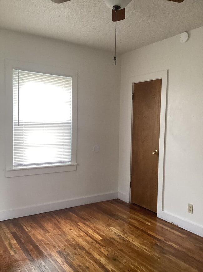 Building Photo - Cute 2 Bedroom with a little historical charm!  One block from ENMU!
