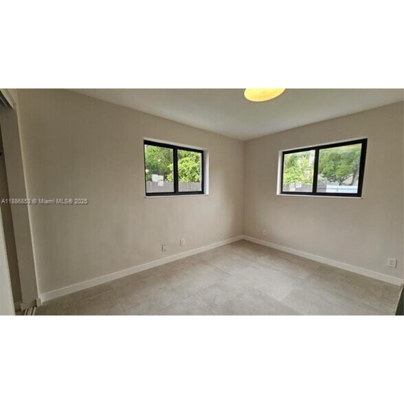 Building Photo - 424 NE 63rd St