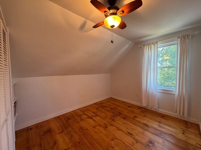Building Photo - Spacious 4-Bedroom Townhouse with Garage &...