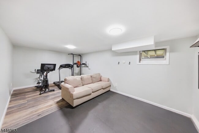 Building Photo - 2057 Lakeside Dr W