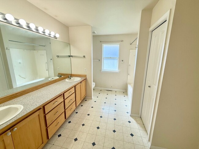 Building Photo - 3 Bedroom, 2 Bath Home Available!