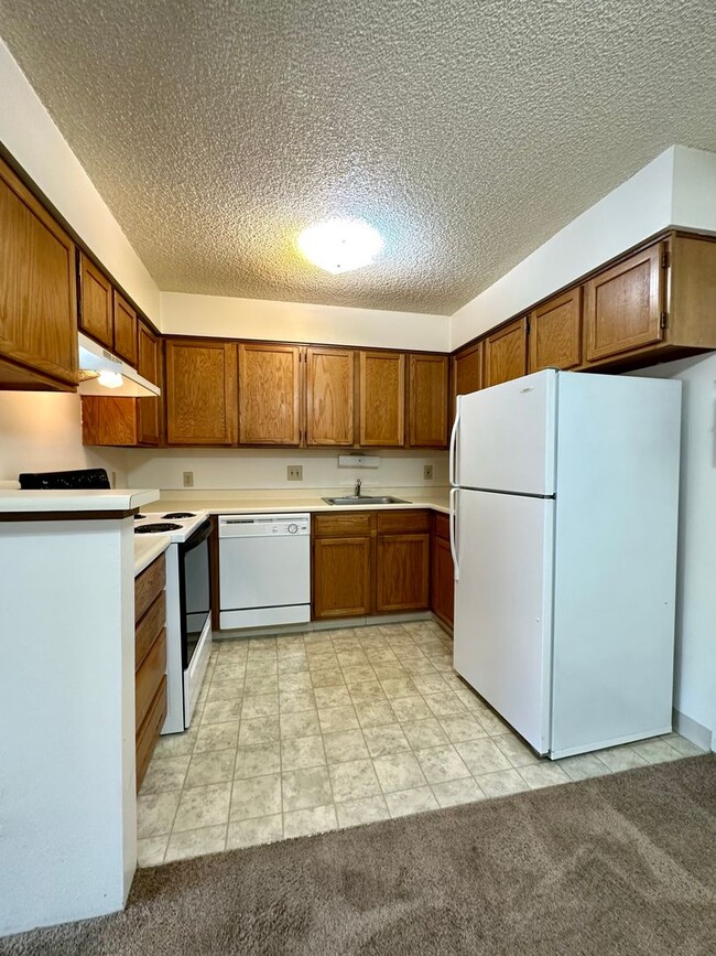 Building Photo - Spacious and Bright Top-Floor Apartment wi...