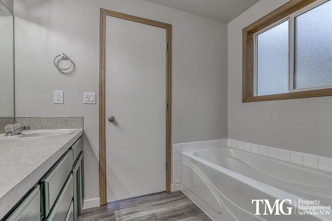 Building Photo - Spacious 4 Bedroom/2.5 Bath Hazell Dell Home!