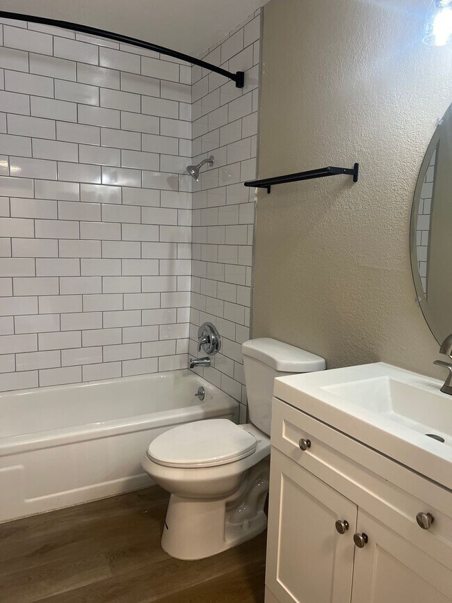 Building Photo - Beautiful Fully Rehabbed Ground Floor Location