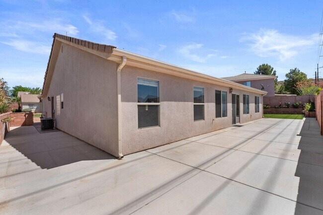 Building Photo - Sedona Hills Stunner!