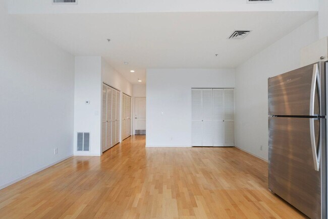 Building Photo - 618 NW 12th Ave