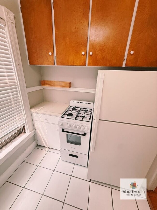 Building Photo - Updated 1 bed 1 bath upper unit townhome with basement and Laundry