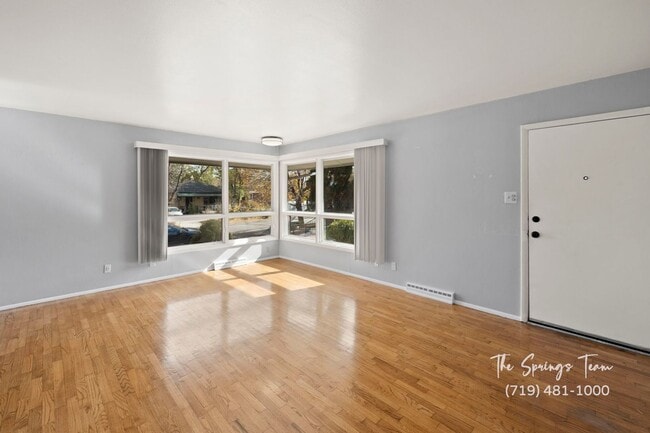 Building Photo - CHARMING WESTSIDE 2BD HOME with A/C - Security Deposit Waiver Available - NO RENT TILL JANUARYT