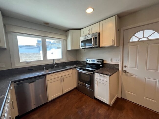 Building Photo - Available 08/16/2025! - Large 4 bedroom/2 ...
