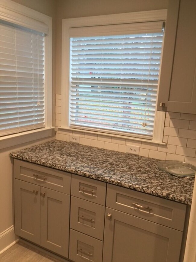 Building Photo - Cozy 2 Bedroom, 1 Bathroom Duplex – Comfor...