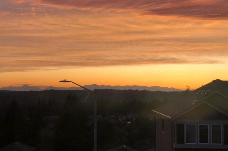 Building Photo - Beautiful Modern Bothell Home with Stunning Views