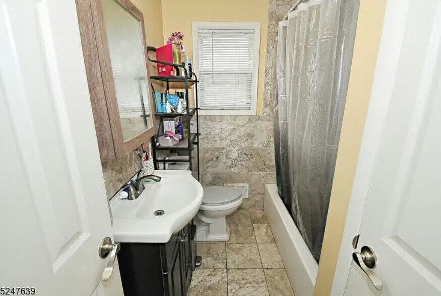 Building Photo - 215 W Saint Georges Ave