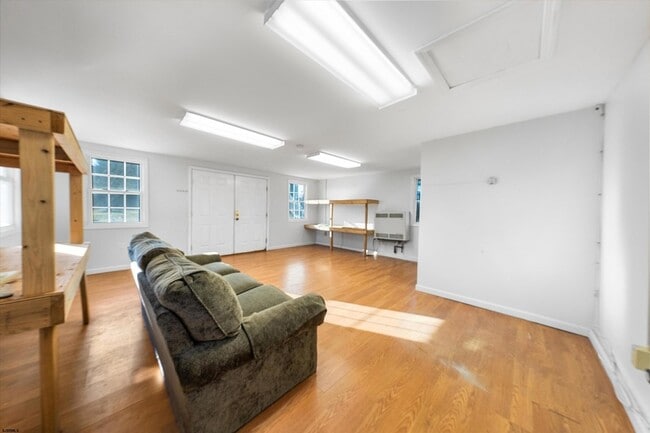 Building Photo - 616 W Ocean Heights Ave