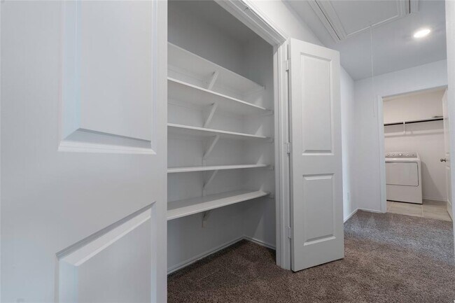Building Photo - 913 Legends Ln