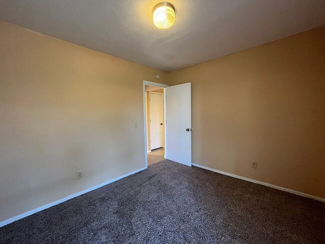 Building Photo - Broken Arrow duplex: 3 bedroom Duplex!