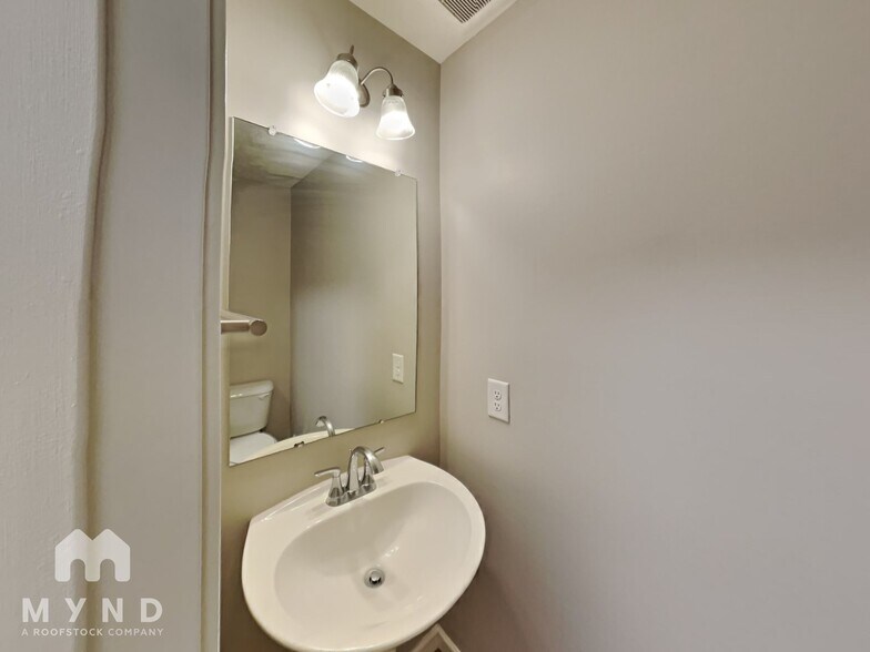 Building Photo - 305 Kear St