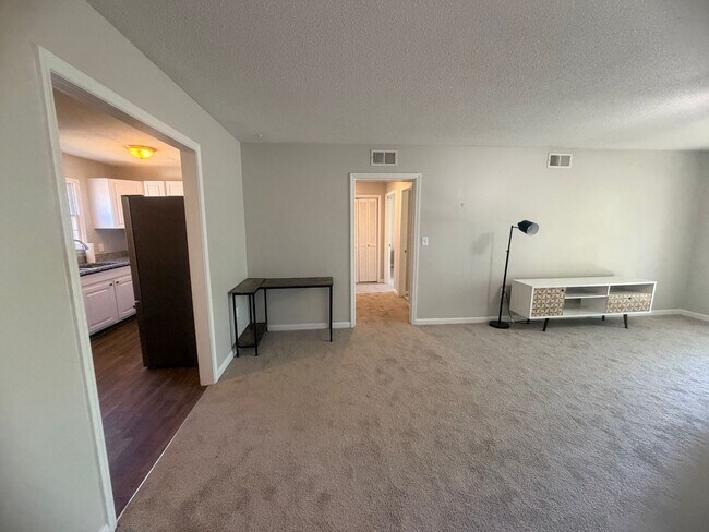 Building Photo - 5516 Lakeshore Dr