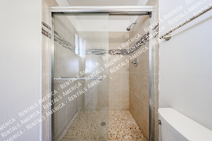 Building Photo - 2156 E Yale Dr