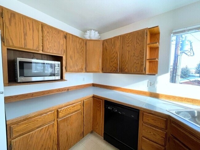 Building Photo - RARE FIND! Spacious and bright three bedroom apartment in South Anchorage with in unit laundry, f...