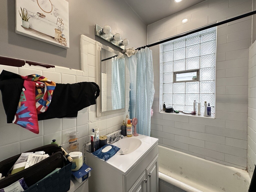 Building Photo - 5451 N Kenmore Ave