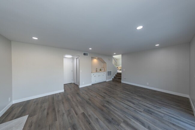 Building Photo - 980 S Loyola Dr