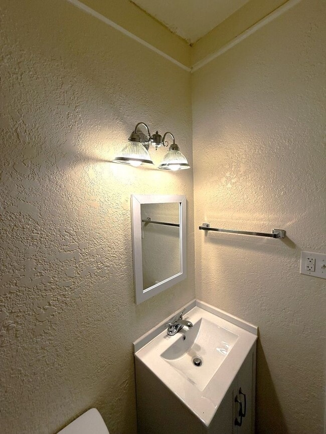 Building Photo - 2 Bed/ 1.5 Bath with a bonus area in Kille...