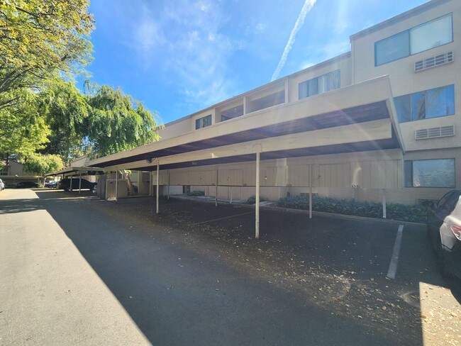 Building Photo - 1 Bedroom 1 Bath Remodeled Condo Available...