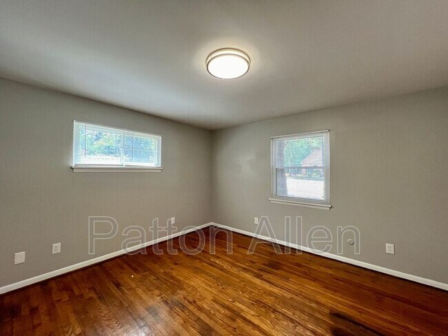 Building Photo - 1020 Hendersonville Rd