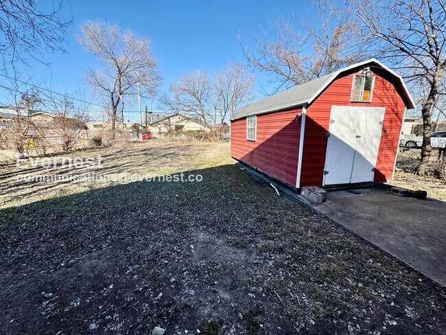 Building Photo - 3 Bed, 2 Bath with Fenced Yard / Pet-Friendly / Available Now!