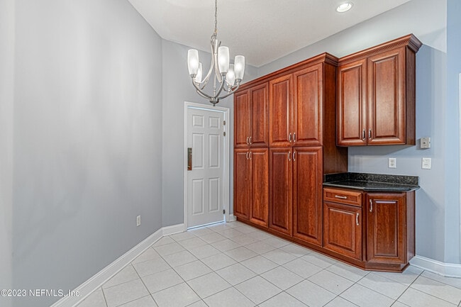Building Photo - 2465 Pinehurst Ln