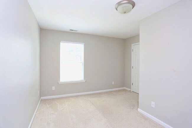 Building Photo - 915 Cinnamon Dr