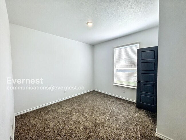 Building Photo - Limited Time Special Offer / 3 Bed, 2 Bath Home with Fenced Yard & Garage / Pet-Friendly / Availa...