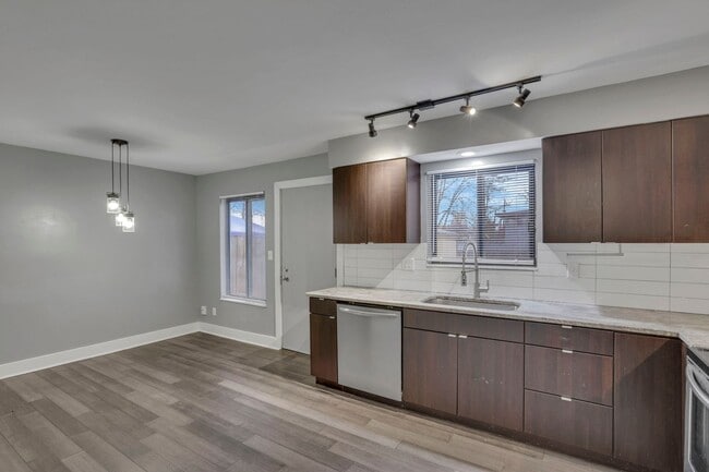 Building Photo - Beautiful 3 Bedroom 1.5 Bathroom Townhome Minutes from Easton