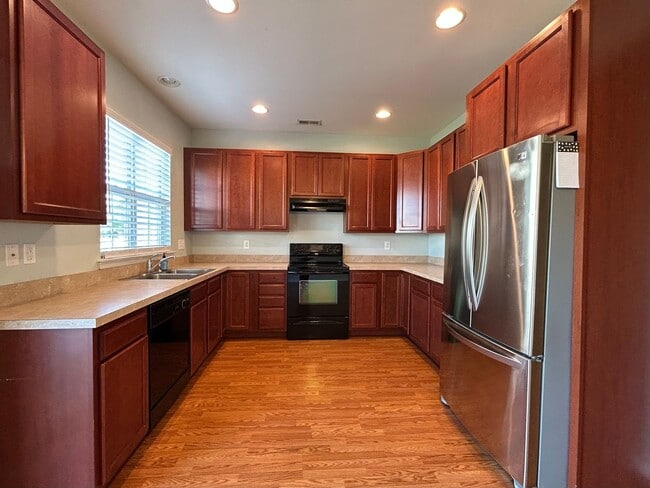 Building Photo - 941 Lansdowne Rd