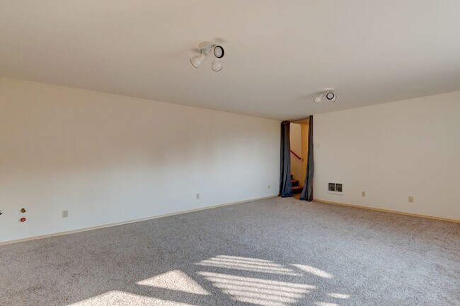 Building Photo - 2 bedroom and 2.5 Bath - Admirals Cove Home