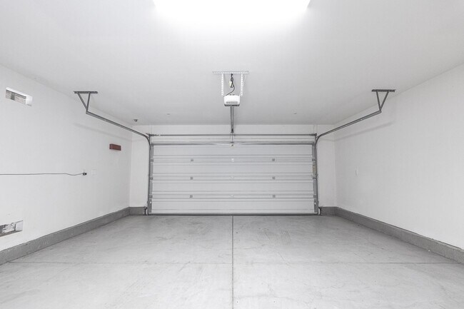 Building Photo - Beautifully Maintained 3 Bed, 2.5 Bath Home in Prime RiverPark Location