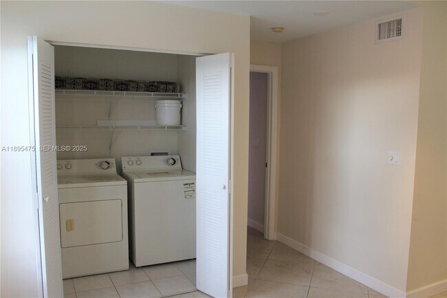 Building Photo - 2926 S University Dr