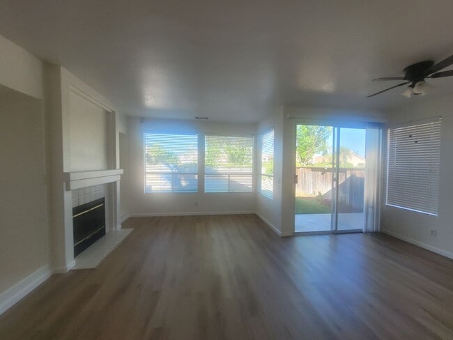 Building Photo - Solar electric home in the Laguna area of Elk Grove