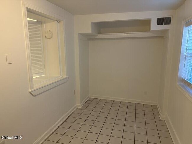 Building Photo - 31 Elm St