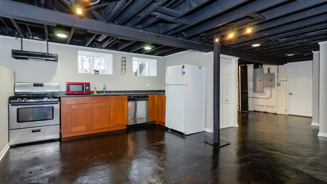 Building Photo - 2575 Waukegan Ave