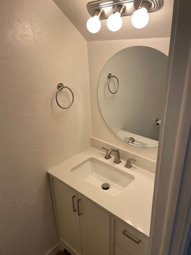 Building Photo - Amity