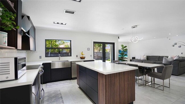 Building Photo - 16887 Royal Poinciana Dr