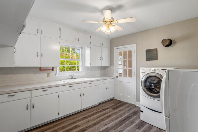 Building Photo - Large Renovated Ranch Home, Two Kitchens & Two Living Areas, Hardwood Flooring, Deck, Fenced!